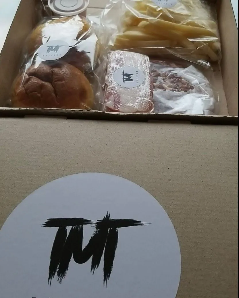 Caja del primer kit de TMT para armar la hamburguesa en casa: pan, cheddar y medallón