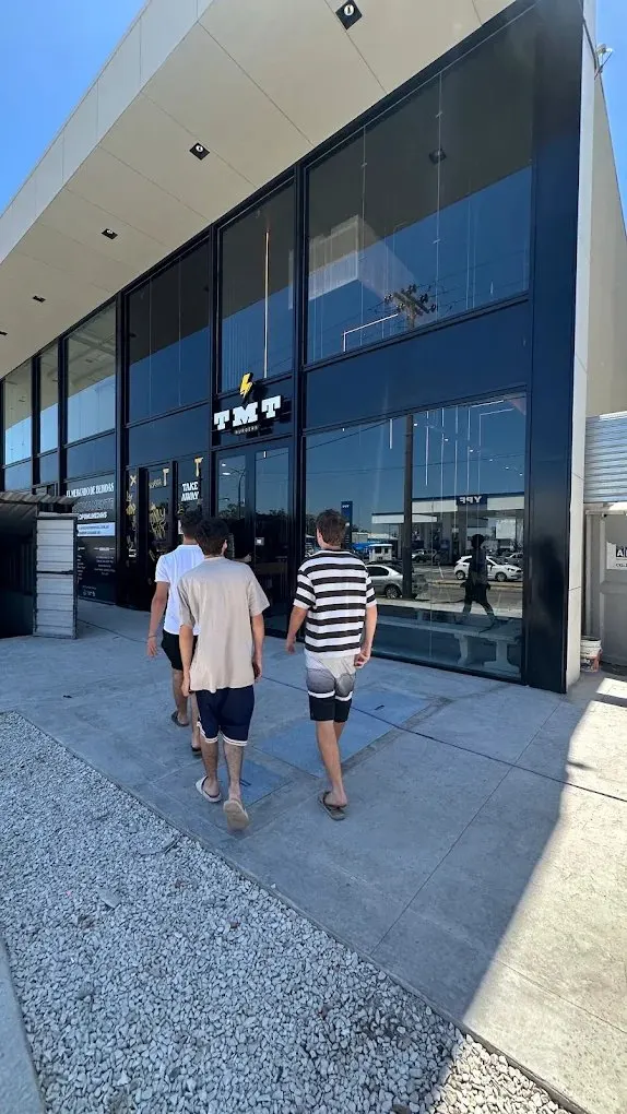 Clientes caminando hacia el frente de TMT Mario Bravo, Mar del Plata